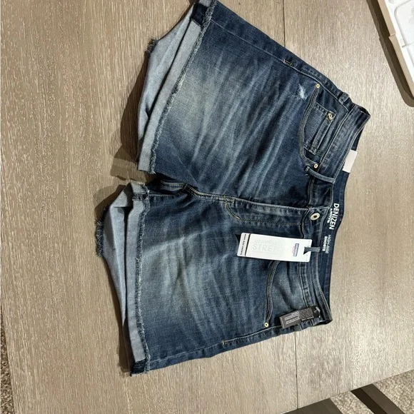 Women’s Levi’s high-rise shorts. Size 10. New with tags - Picture 4 of 4